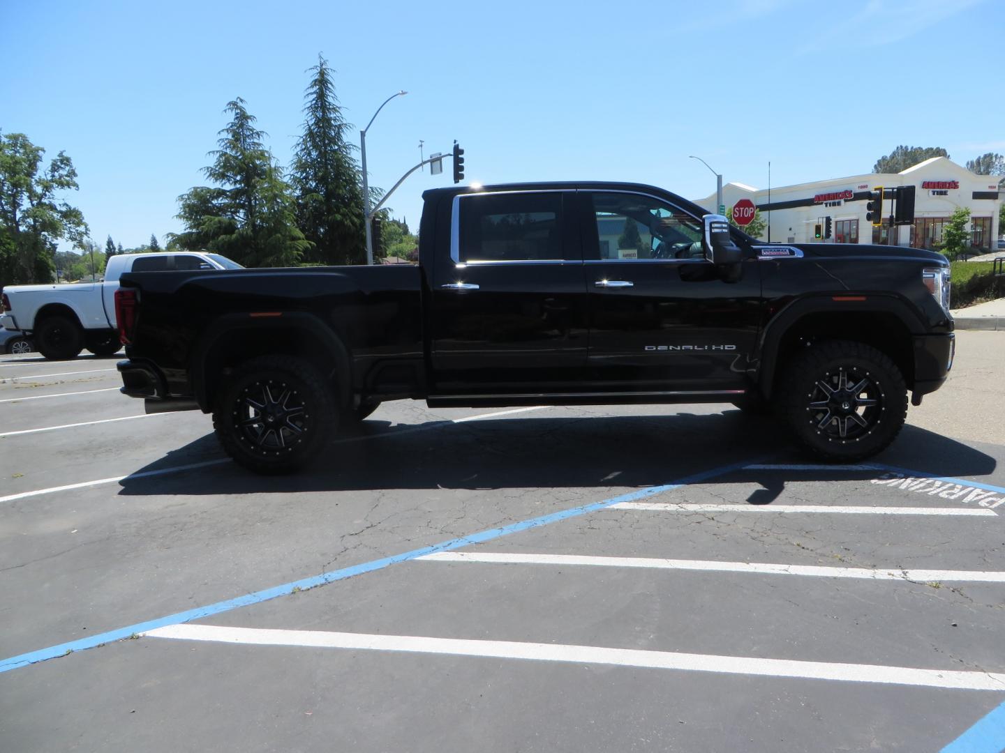 2022 BLACK /BLACK GMC Sierra 2500HD Denali Crew Cab 4WD (1GT49REY0NF) with an 6.6L V8 OHV 16 DIESEL engine, 6A transmission, located at 2630 Grass Valley Highway, Auburn, CA, 95603, (530) 508-5100, 38.937893, -121.095482 - Features a BDS 3" suspension system with Fox shocks, 20" Fuel Maverick wheels, and 35" Nitto Ridge Grappler tires. - Photo#3